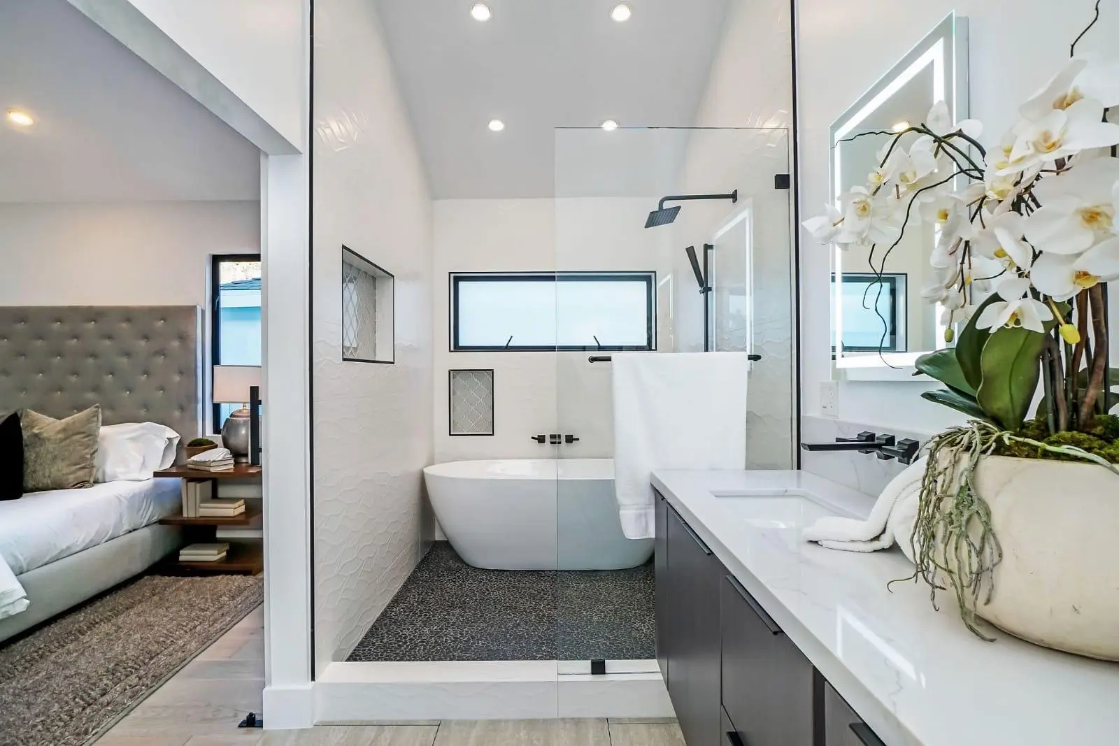 General Contractor Anderson Mill delivering luxury bathroom renovation services with elegant finishes and functional layouts.